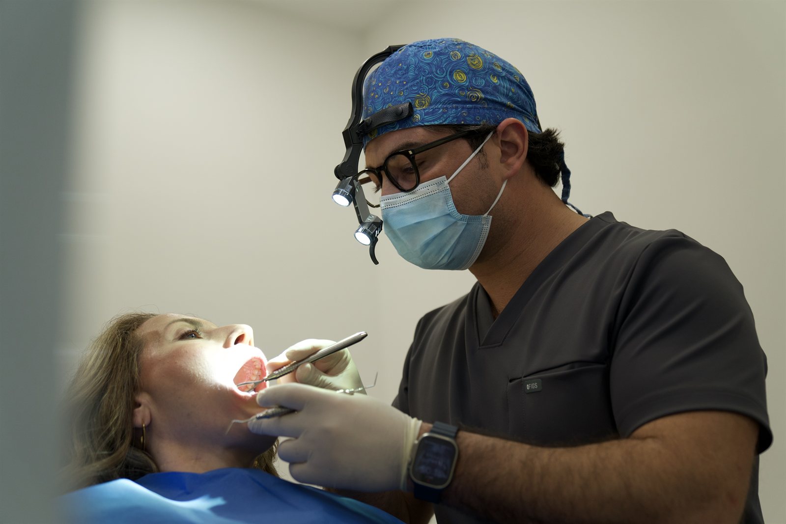 Dott. Brasiello al lavoro: trattamento odontoiatrico